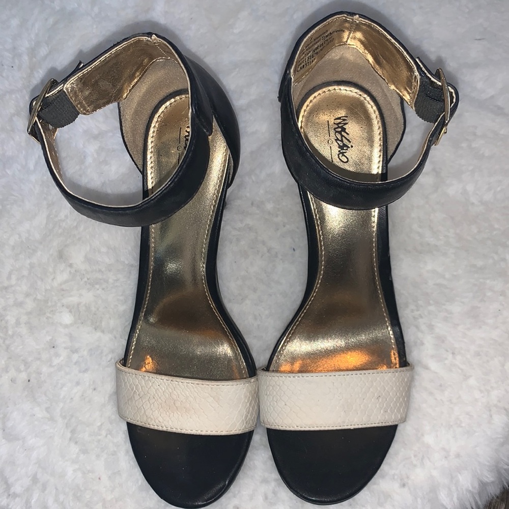 3/$25 Black and cream heels